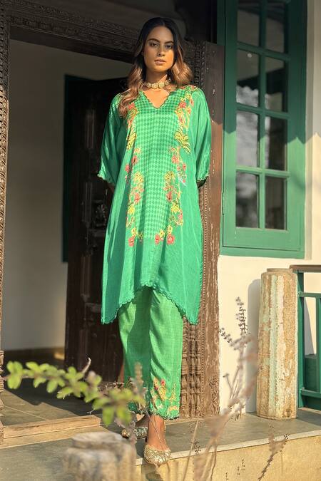 Shop_Basil Leaf_Green Chiffon, Linen, Silk Embroidery V-neck Floral Kurta Set 