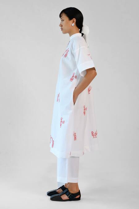 Merakus White Cotton Embroidery Mandarin Collar And Red Cross Stitch Kurta Pant Set Online at Aza Fashions Merakus_White Cotton Embroidery Mandarin Collar And Red Cross Stitch Kurta Pant Set _Online_at_Aza_Fashions