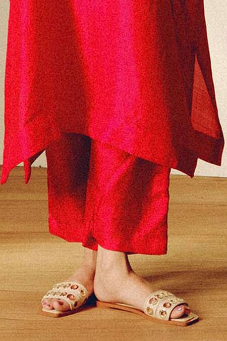 Kavya Singh Kundu_Red Round Neck Tess Handwoven Silk Kurta Set _Online_at_Aza_Fashions