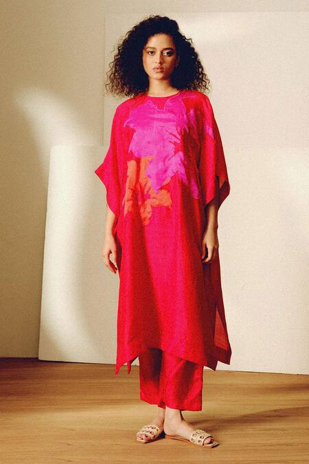 Buy_Kavya Singh Kundu_Red Round Neck Tess Handwoven Silk Kurta Set _Online_at_Aza_Fashions