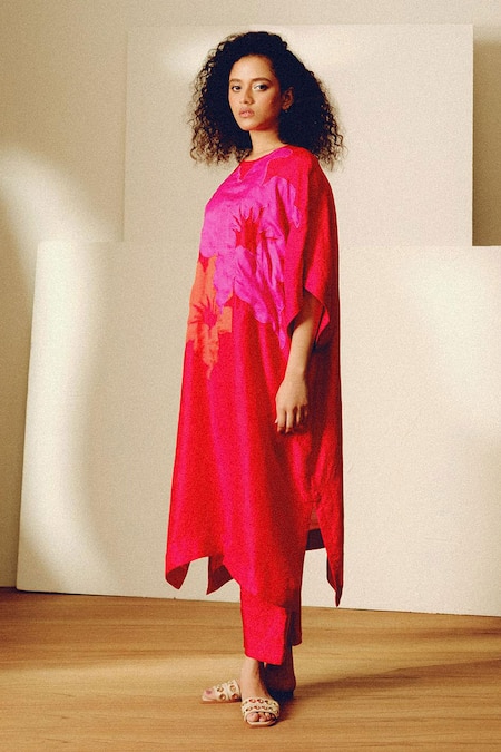 Shop_Kavya Singh Kundu_Red Round Neck Tess Handwoven Silk Kurta Set _Online_at_Aza_Fashions