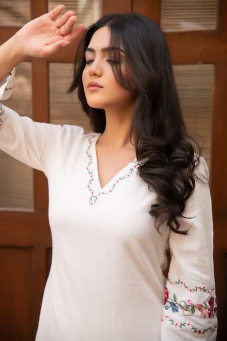 Buy_Seher Jaipur_White Muslin Embroidery V-neck Yasmin Silk Kurta Set _Online_at_Aza_Fashions