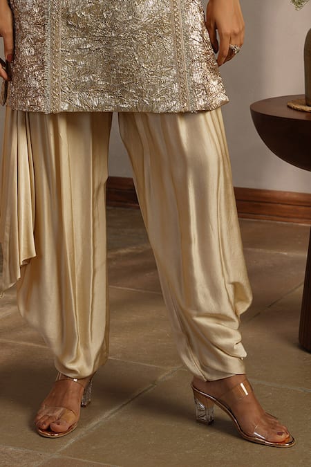 Aditi Somani_Gold Embroidery, Mirrors Split V-neck Gota Kurta Set _Online_at_Aza_Fashions