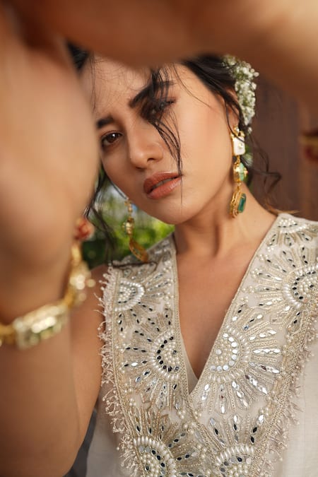 Aditi Somani_White Embroidery V-neck Designer Gota Kurta Set _Online_at_Aza_Fashions