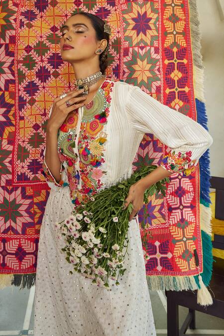 Shraddha Rambhia Ivory Silk Embroidery Round Neck Slub Kurta Set With Yellow Dupatta at Aza Fashions Shraddha Rambhia_Ivory Silk Embroidery Round Neck Slub Kurta Set With Yellow Dupatta_at_Aza_Fashions