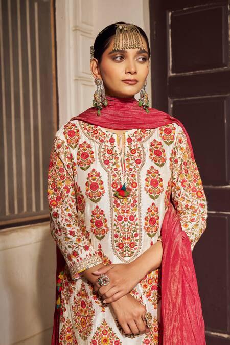 Buy_Shraddha Rambhia_Ivory Floral Embroidered Kurta Set_Online_at_Aza_Fashions