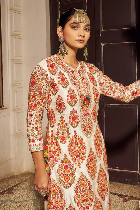 Shraddha Rambhia_Ivory Floral Embroidered Kurta Set_at_Aza_Fashions