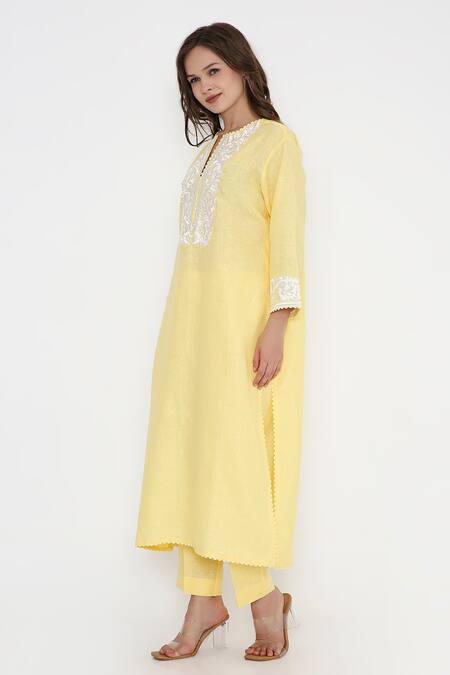 Bhairavi Jaikishan_Yellow Linen Embroidery Split V-neck Kurta Set _Online_at_Aza_Fashions