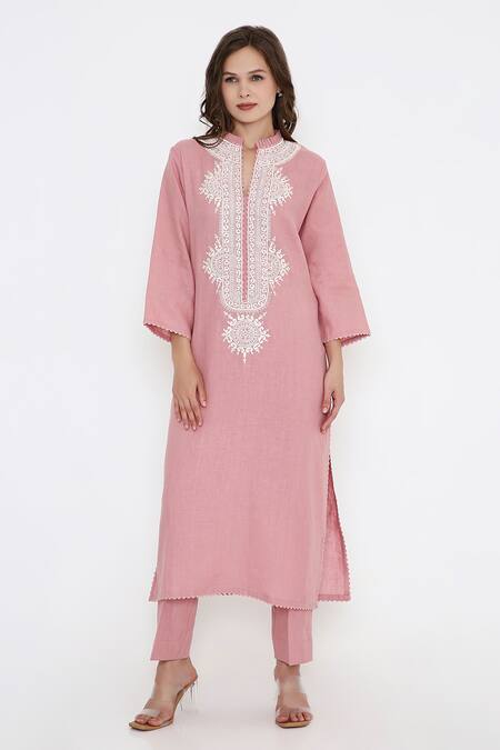 Bhairavi Jaikishan_Pink Linen Embroidery Split V-neck Kurta Set _at_Aza_Fashions