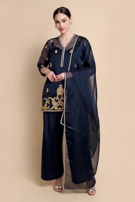Bhairavi Jaikishan_Blue Organza, Satin Embroidery V-neck Kurta Set _at_Aza_Fashions