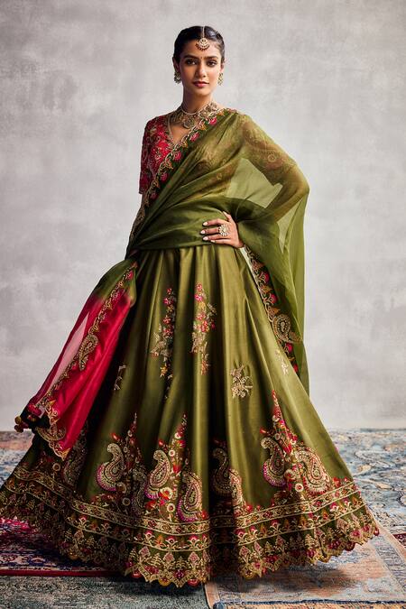 Shop_Aman Takyar_Green Embroidery V-neck Woodbine Lehenga Set _Online_at_Aza_Fashions