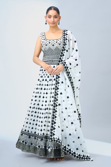 Samyukta Singhania_White Georgette Embroidery Round Neck Geometric Print Anarkali Set _at_Aza_Fashions