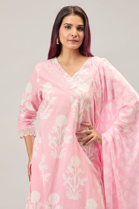 Naintara Bajaj_Pink Cotton Embroidery V-neck Printed Kurta Set _Online_at_Aza_Fashions