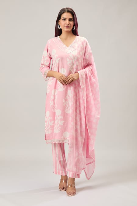 Shop_Naintara Bajaj_Pink Cotton Embroidery V-neck Printed Kurta Set _Online_at_Aza_Fashions