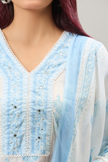 Naintara Bajaj_Blue Cotton Embroidery V-neck Printed Kurta Set _Online_at_Aza_Fashions