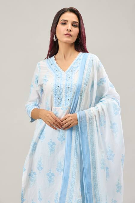 Buy_Naintara Bajaj_Blue Cotton Embroidery V-neck Printed Kurta Set _Online_at_Aza_Fashions