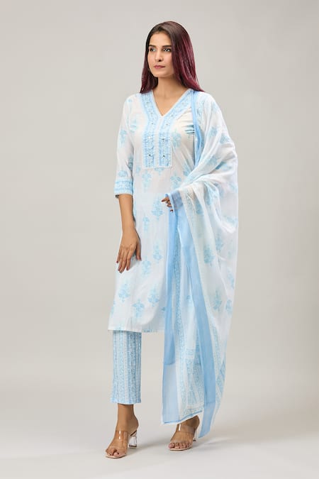 Naintara Bajaj_Blue Cotton Embroidery V-neck Printed Kurta Set _at_Aza_Fashions
