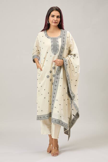 Naintara Bajaj_Off White Cotton Round Neck Printed Kurta Set _Online_at_Aza_Fashions