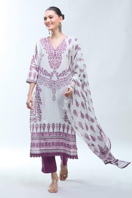 Naintara Bajaj_Off White Cotton Embroidery V-neck Printed Kurta Set With Dupatta _at_Aza_Fashions