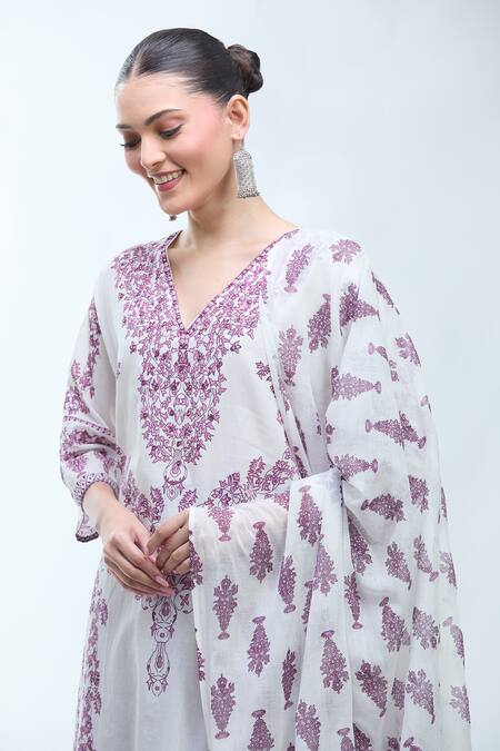 Buy_Naintara Bajaj_Off White Cotton Embroidery V-neck Printed Kurta Set With Dupatta 
