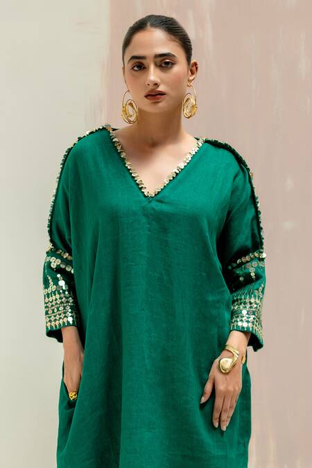 Prahnaaya_Green Linen V-neck Chamakeen Antifit Kurta And Pant Set_at_Aza_Fashions
