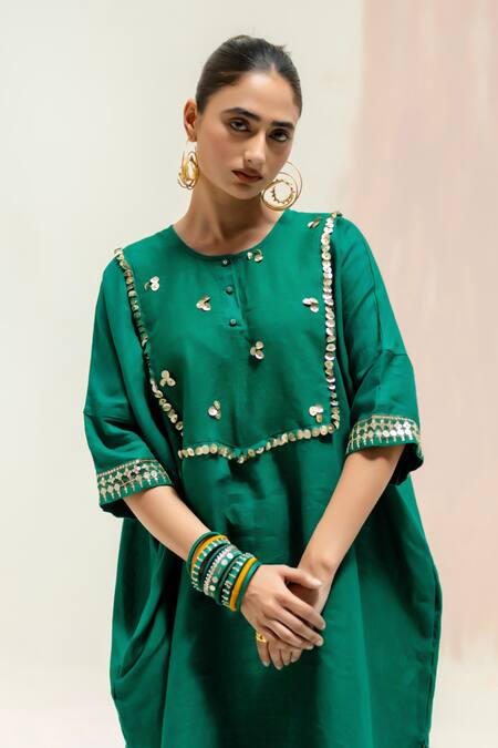 Buy_Prahnaaya_Green Linen Embroidery Round Neck Longline Kaftan Kurta With Pants