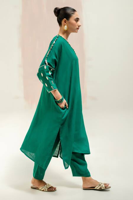 Prahnaaya Green Linen V-neck Star Antifit Kurta Set Online at Aza Fashions Prahnaaya_Green Linen V-neck Star Antifit Kurta Set_Online_at_Aza_Fashions