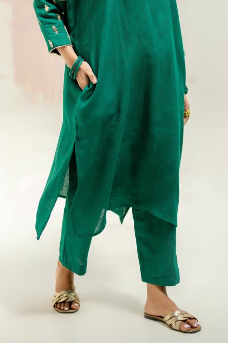 Shop Prahnaaya Green Linen V-neck Star Antifit Kurta Set Online at Aza Fashions Shop_Prahnaaya_Green Linen V-neck Star Antifit Kurta Set_Online_at_Aza_Fashions