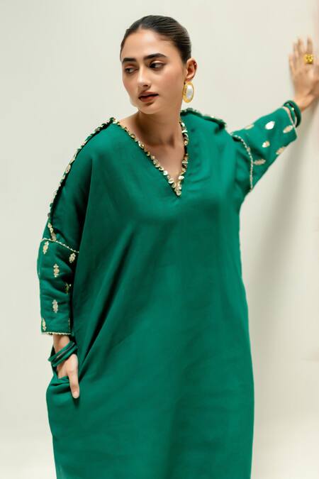 Prahnaaya Green Linen V-neck Star Antifit Kurta Set at Aza Fashions Prahnaaya_Green Linen V-neck Star Antifit Kurta Set_at_Aza_Fashions