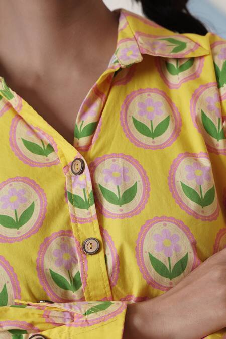 Surabhi Arya_Yellow Poplin Collared Floral Print Short Dress _at_Aza_Fashions