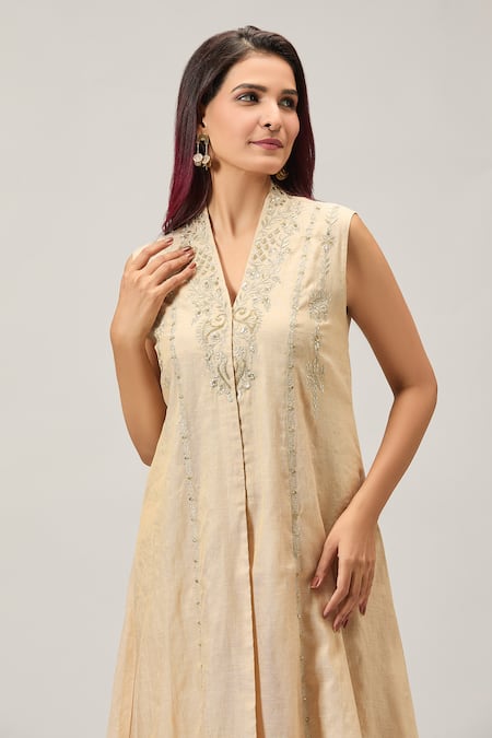 Samyukta Singhania_Beige Chanderi Embroidery V-neck Kurta Set_Online_at_Aza_Fashions