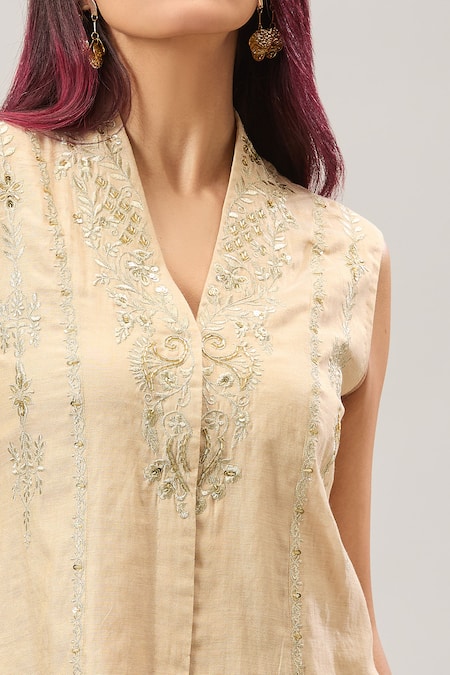 Samyukta Singhania_Beige Chanderi Embroidery V-neck Kurta Set_at_Aza_Fashions