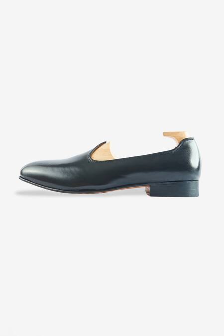 Whitemuds Black Sirohi Leather Shoes Online at Aza Fashions Whitemuds_Black Sirohi Leather Shoes _Online_at_Aza_Fashions