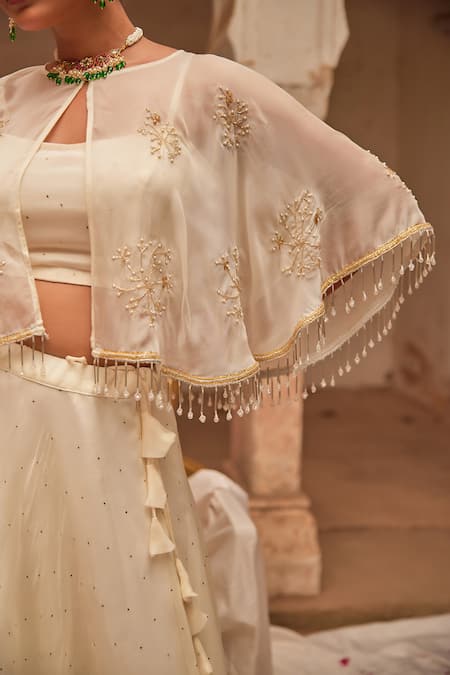 Geroo Jaipur_Off White Chiffon, Jacquard Sequins, Pearls Round Neck Lehenga Set _Online_at_Aza_Fashions