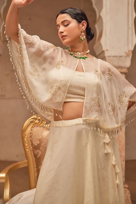 Buy_Geroo Jaipur_Off White Chiffon, Jacquard Sequins, Pearls Round Neck Lehenga Set _Online_at_Aza_Fashions