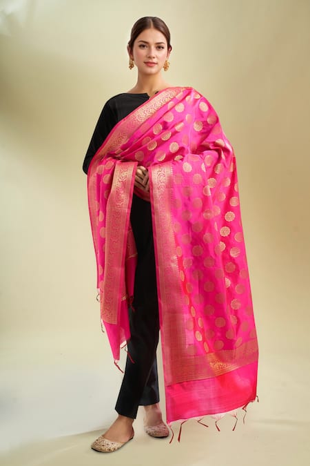 Samyukta Singhania Magenta & Gold Banarsi Silk Blend Dupatta 