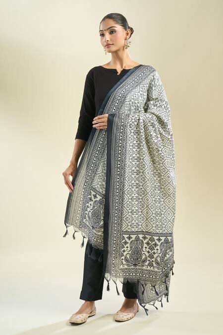 Buy_Samyukta Singhania_Black Cotton And White Printed Dupatta