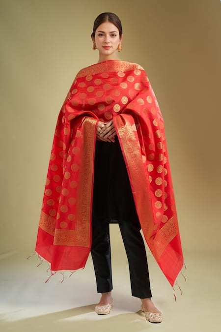 Samyukta Singhania Red & Gold Banarsi Silk Blend Dupatta 