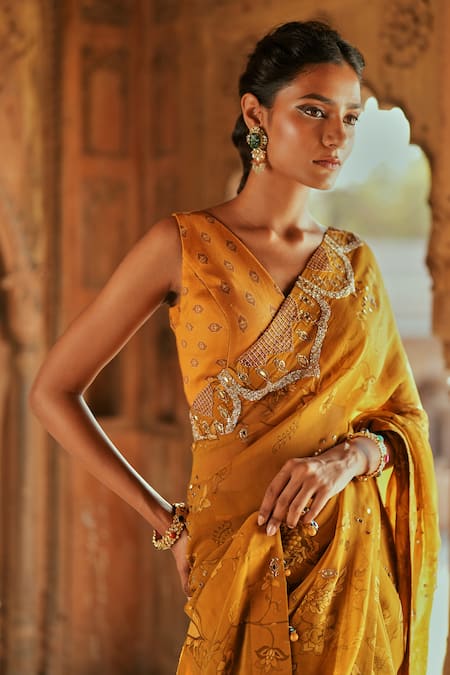 ISHA GUPTA TAYAL Gold Organza, Chanderi Silk, Satin Embroidery V-neck Printed Saree Set Online at Aza Fashions ISHA GUPTA TAYAL_Gold Organza, Chanderi Silk, Satin Embroidery V-neck Printed Saree Set _Online_at_Aza_Fashions