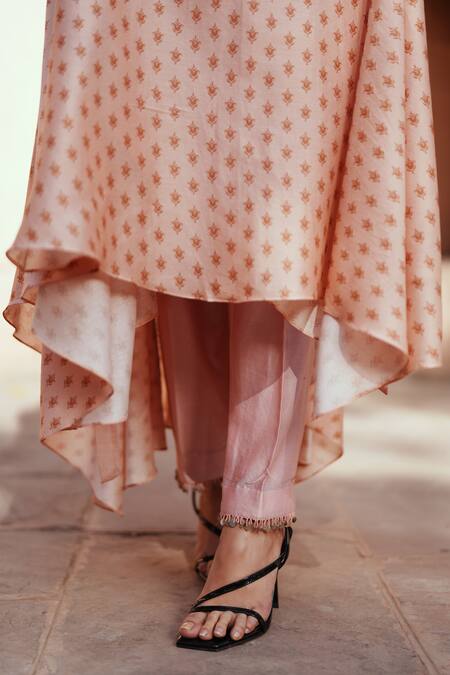 ISHA GUPTA TAYAL Pink Chanderi Embroidery V-neck Printed Kurta Set Online at Aza Fashions ISHA GUPTA TAYAL_Pink Chanderi Embroidery V-neck Printed Kurta Set _Online_at_Aza_Fashions