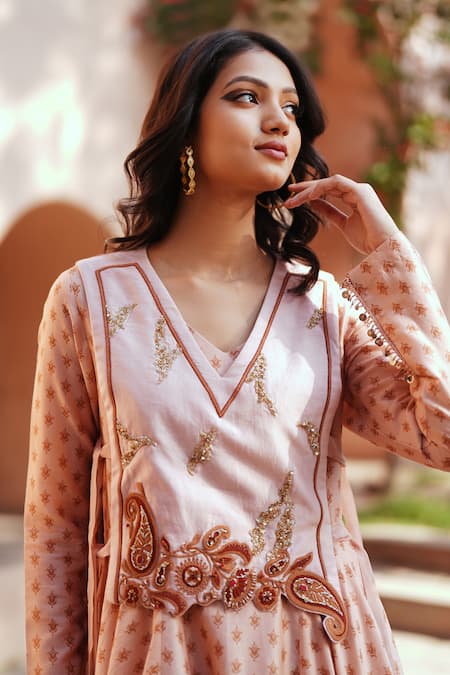 Buy ISHA GUPTA TAYAL Pink Chanderi Embroidery V-neck Printed Kurta Set Online at Aza Fashions Buy_ISHA GUPTA TAYAL_Pink Chanderi Embroidery V-neck Printed Kurta Set _Online_at_Aza_Fashions