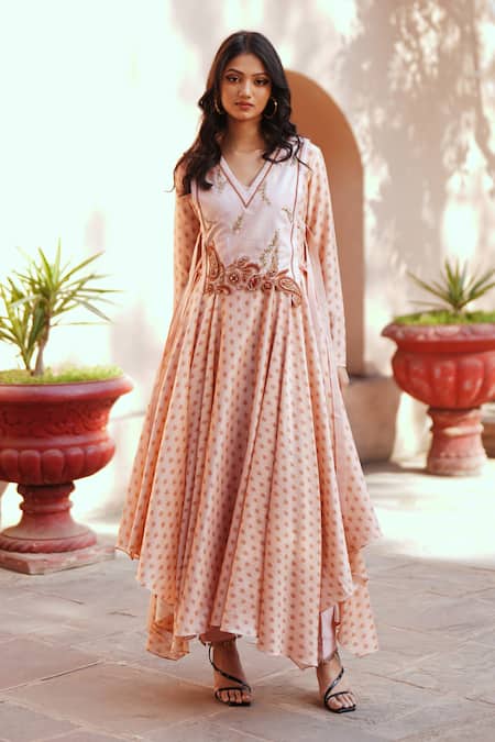 Shop ISHA GUPTA TAYAL Pink Chanderi Embroidery V-neck Printed Kurta Set Online at Aza Fashions Shop_ISHA GUPTA TAYAL_Pink Chanderi Embroidery V-neck Printed Kurta Set _Online_at_Aza_Fashions