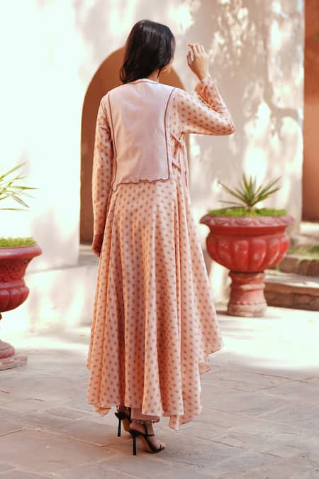 Shop ISHA GUPTA TAYAL Pink Chanderi Embroidery V-neck Printed Kurta Set at Aza Fashions Shop_ISHA GUPTA TAYAL_Pink Chanderi Embroidery V-neck Printed Kurta Set _at_Aza_Fashions