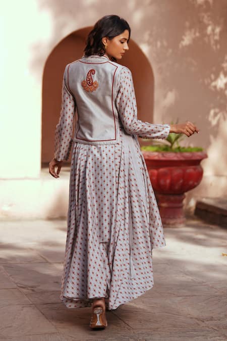 Shop ISHA GUPTA TAYAL Gray Chanderi Embroidery V-neck, Collared Grey Printed Kurta Set at Aza Fashions Shop_ISHA GUPTA TAYAL_Gray Chanderi Embroidery V-neck, Collared Grey Printed Kurta Set _at_Aza_Fashions