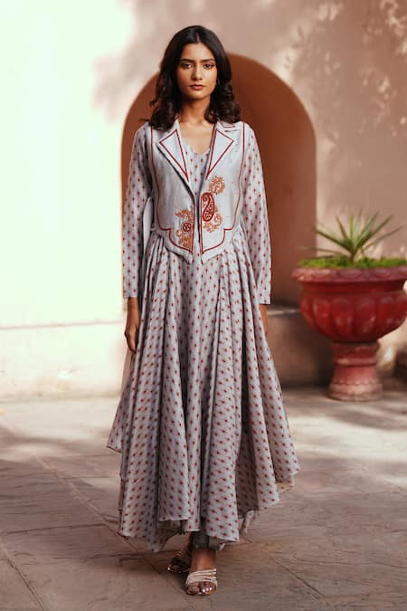 ISHA GUPTA TAYAL Gray Chanderi Embroidery V-neck, Collared Grey Printed Kurta Set Online at Aza Fashions ISHA GUPTA TAYAL_Gray Chanderi Embroidery V-neck, Collared Grey Printed Kurta Set _Online_at_Aza_Fashions