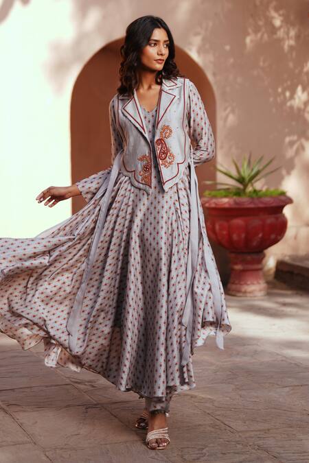 Shop ISHA GUPTA TAYAL Gray Chanderi Embroidery V-neck, Collared Grey Printed Kurta Set Online at Aza Fashions Shop_ISHA GUPTA TAYAL_Gray Chanderi Embroidery V-neck, Collared Grey Printed Kurta Set _Online_at_Aza_Fashions