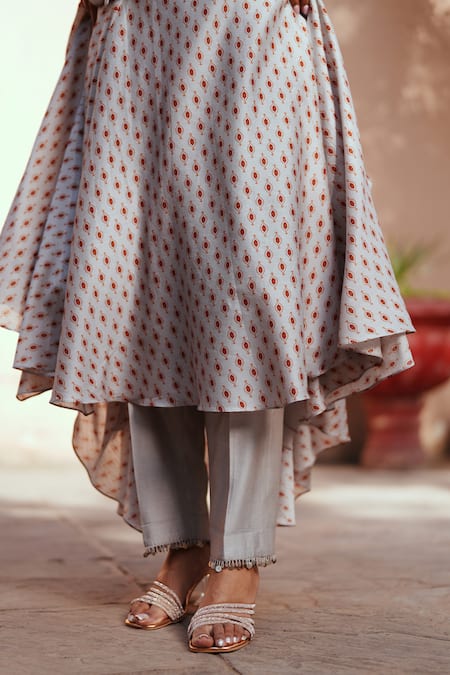 ISHA GUPTA TAYAL Gray Chanderi Embroidery V-neck, Collared Grey Printed Kurta Set at Aza Fashions ISHA GUPTA TAYAL_Gray Chanderi Embroidery V-neck, Collared Grey Printed Kurta Set _at_Aza_Fashions