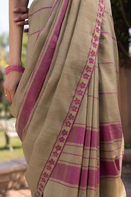 Buy Surmaye Brown Handloom Cotton Embroidery Drifting Bloom Jamdani Saree Online at Aza Fashions Buy_Surmaye_Brown Handloom Cotton Embroidery Drifting Bloom Jamdani Saree _Online_at_Aza_Fashions