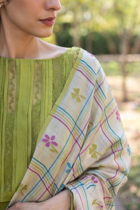 Buy Surmaye Beige Embroidery Light Handwoven Jamdani Saree Online at Aza Fashions Buy_Surmaye_Beige Embroidery Light Handwoven Jamdani Saree _Online_at_Aza_Fashions