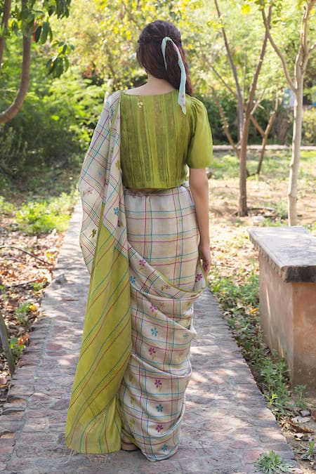 Surmaye Beige Embroidery Light Handwoven Jamdani Saree Online at Aza Fashions Surmaye_Beige Embroidery Light Handwoven Jamdani Saree _Online_at_Aza_Fashions